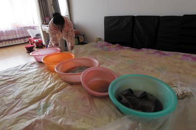 永德楼上漏水，住户失联，小区没物管，业主维权难！律师来支招……